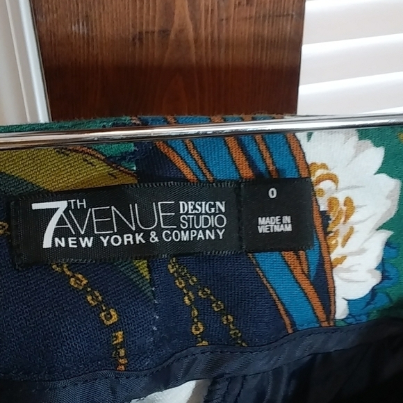 New York & Company Colorful Boho Black Green White Capri Crop Ankle Pants Size 0 - Picture 3 of 9